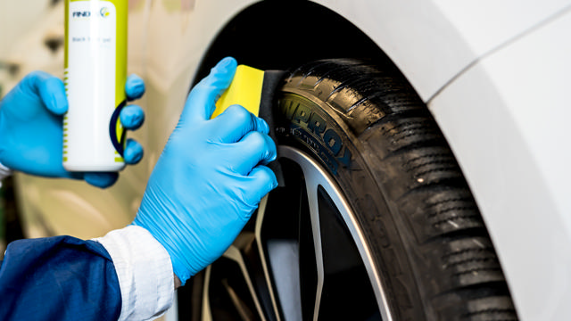 Plastic and tyre renovator black 0.5l