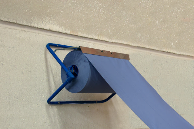 Dispenser a muro per rotoli